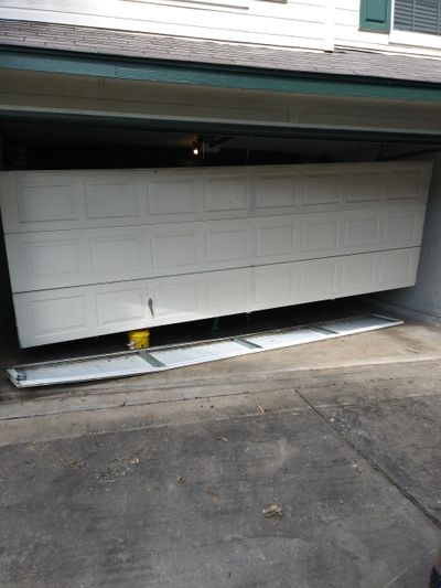 We offer garage door service in San Marcos, Texas. Call us to get your garage door repair sameday!