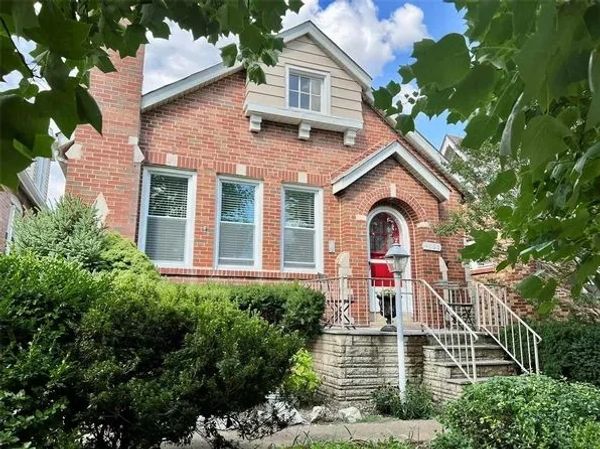 St. Louis single family window replacement.