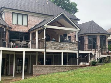 New deck and outdoor kitchen with Trex decking, Westbury aluminum railing, and Coronado stone—built for durability, style, and outdoor living.