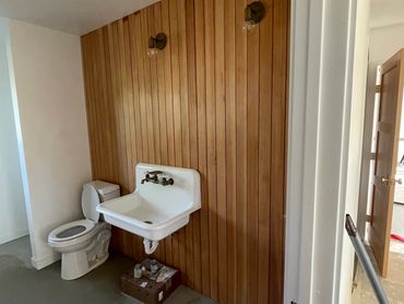 Wood accent to give this bathroom near the Geneso area of Paso Robles a more retro look.