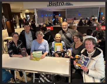 Un groupe de visiteurs et de visiteuses du Salon du livre de l'Outaouais qui avaient fait le voyage
