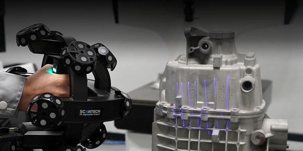 Escaneo 3D de una pieza mecánica con dispositivo especializado.