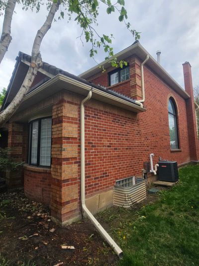 Seamless aluminum eavestrough installation on a residential home in Richmond Hill