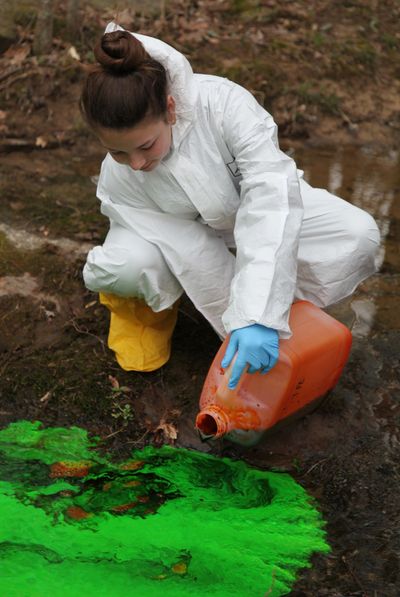 Fluorescein dye injection into a sinking stream.
#dyetracing #groundwater #karstcavereasearch #tests