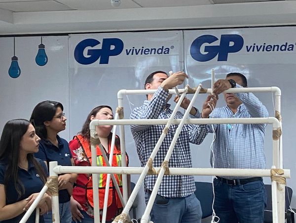 Equipo haciendo team building indoor