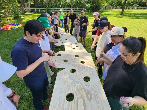 Equipo haciendo actividad de team building