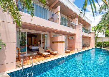 Deluxe room with direct pool