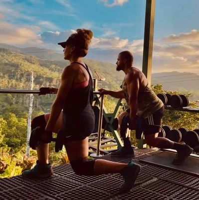 Entrenador Personal, Tony Sánchez y su cliente alzando pesas en Calacos Gym