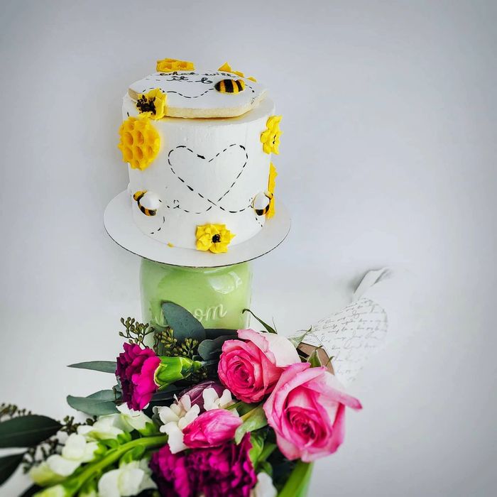 What will it bee, gender reveal cake with bees, honeycomb, and sunflowers