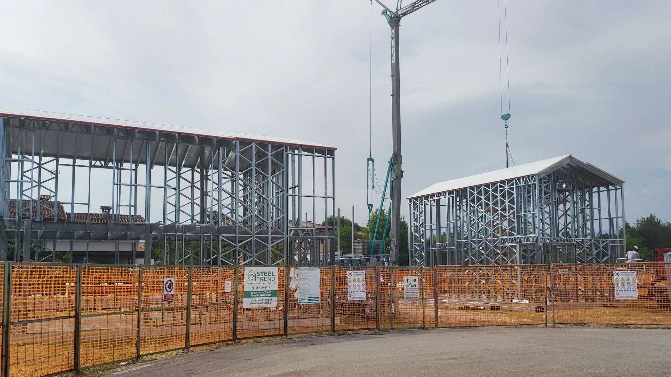 Struttura metallica in costruzione su un cantiere.