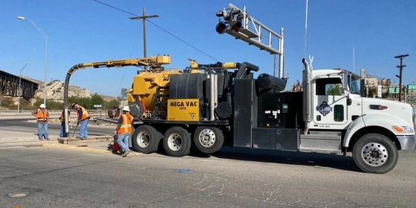 Hydro excavation crew and vacuum truck working in southern New Mexico