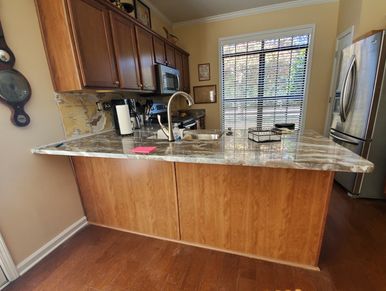 kitchen peninsula and granite countertops