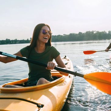 woman-in-group-kayaking 