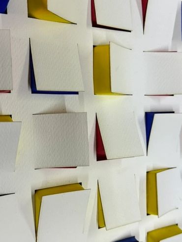 papeles en relieve, colores primarios, arte tridimensional, textura visual, movimiento, decoración