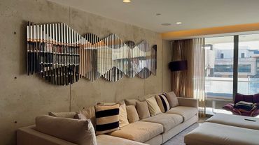 Arte contemporáneo
• Ilusión óptica
• Panel multicolor
• Diseño dinámico
• Profundidad visual
• Decoración moderna
• Oficinas
• Pasillos
• Espacios contemporáneos
• Punto focal
• Vibrante paleta de colores
• Sofisticación
• Movimiento visual
• Arte abstracto
• Instalación de art