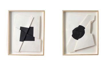 papeles en relieve, colores primarios, arte tridimensional, textura visual, movimiento, decoración moderna, galerías de arte, arte contemporáneo, instalaciones creativas.