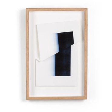 papeles en relieve, colores primarios, arte tridimensional, textura visual, movimiento, decoración moderna, galerías de arte, arte contemporáneo, instalaciones creativas.