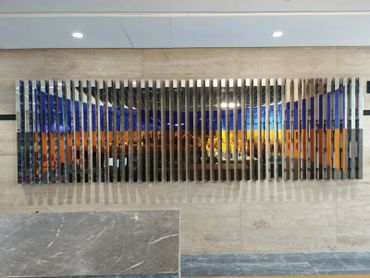 Arte contemporáneo
• Ilusión óptica
• Panel multicolor
• Diseño dinámico
• Profundidad visual
• Decoración moderna
• Oficinas
• Pasillos
• Espacios contemporáneos
• Punto focal
• Vibrante paleta de colores
• Sofisticación
• Movimiento visual
• Arte abstracto
• Instalación de art