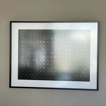 papeles en relieve, colores primarios, arte tridimensional, textura visual, movimiento, decoración moderna, galerías de arte, arte contemporáneo, instalaciones creativas.