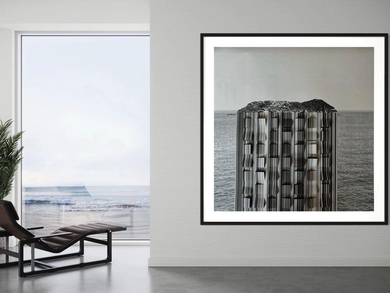 papeles en relieve, colores primarios, arte tridimensional, textura visual, movimiento, decoración moderna, galerías de arte, arte contemporáneo, instalaciones creativas.