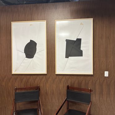 papeles en relieve, colores primarios, arte tridimensional, textura visual, movimiento, decoración moderna, galerías de arte, arte contemporáneo, instalaciones creativas.