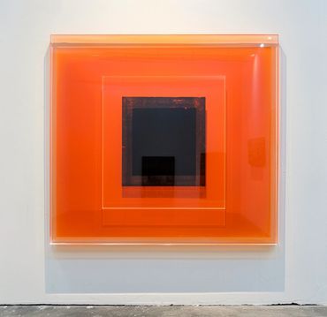 arte abstracto, colores rojo y negro, formas geométricas, impacto visual, decoración moderna, estética industrial, diseño contemporáneo, arte estructurado, espacios minimalistas.