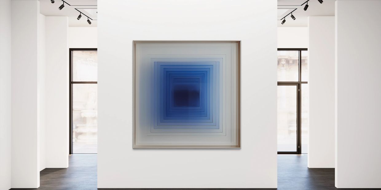 instalación de arte, arte contemporáneo, paneles transparentes, tonos azules, efecto visual,