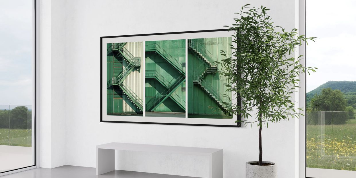 Geometría Urbana” captura la esencia de la arquitectura moderna a través de un tríptico de escaleras verdes dispuestas en un patrón geométrico. Esta obra fotográfica resalta la simetría y el orden en el diseño urbano, ofreciendo una perspectiva abstracta que invita a la reflexión sobre la funcionalidad y la estética en los espacios construidos.