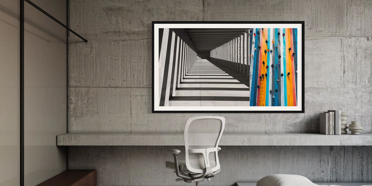 Colores Urbanos” es una obra vibrante que combina elementos de la vida urbana con un retrato moderno. El lado izquierdo muestra personas caminando frente a un muro de colores cálidos y fríos, mientras el lado derecho presenta un rostro estilizado con líneas y tonos brillantes.