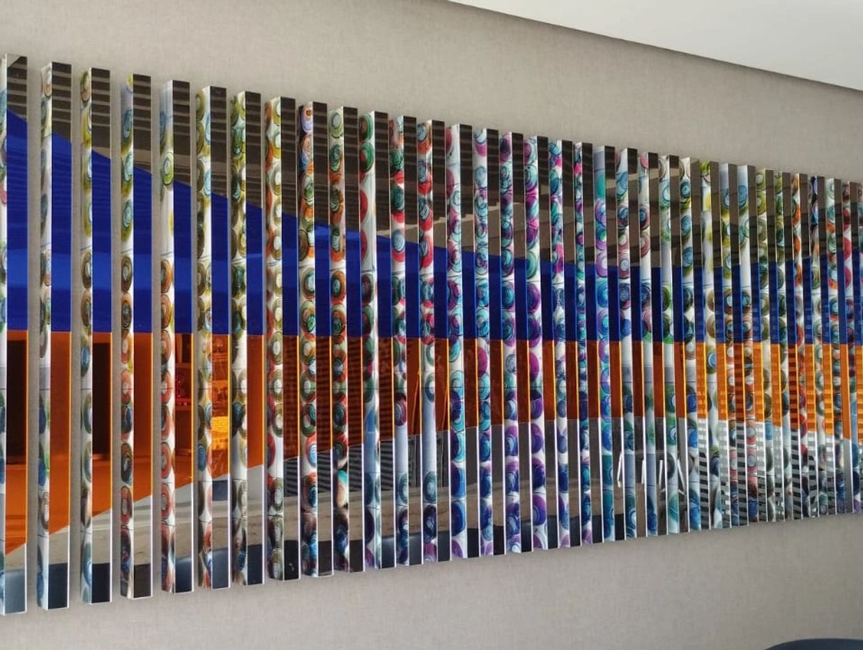 Arte contemporáneo
• Ilusión óptica
• Panel multicolor
• Diseño dinámico
• Profundidad visual
• Decoración moderna
• Oficinas
• Pasillos
• Espacios contemporáneos
• Punto focal
• Vibrante paleta de colores
• Sofisticación
• Movimiento visual
• Arte abstracto
• Instalación de art