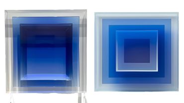 instalación de arte, arte contemporáneo, paneles transparentes, tonos azules, efecto visual, experiencia inmersiva, elegancia minimalista, diseño vanguardista, transformación de espacios.