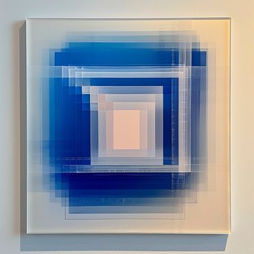 instalación de arte, arte contemporáneo, paneles transparentes, tonos azules, efecto visual,