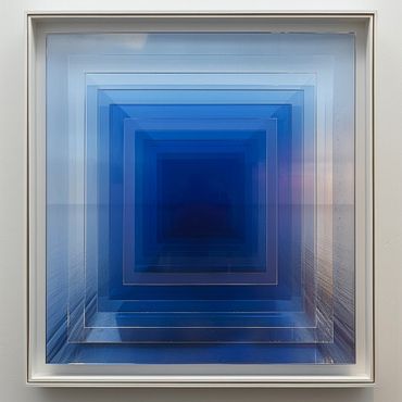 instalación de arte, arte contemporáneo, paneles transparentes, tonos azules, efecto visual,