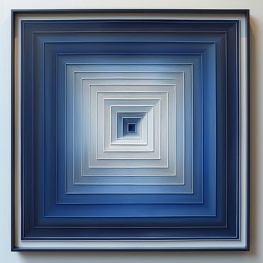 instalación de arte, arte contemporáneo, paneles transparentes, tonos azules, efecto visual, experiencia inmersiva, elegancia minimalista, diseño vanguardista, transformación de espacios.