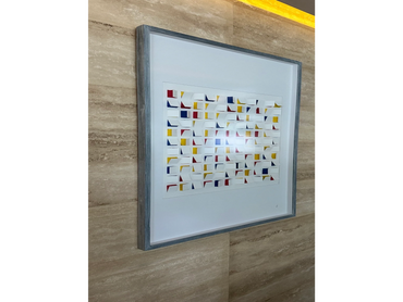 papeles en relieve, colores primarios, arte tridimensional, textura visual, movimiento, decoración moderna, galerías de arte, arte contemporáneo, instalaciones creativas.