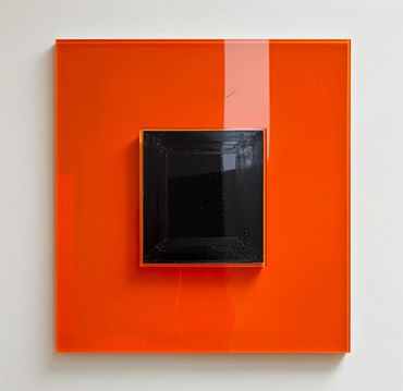 arte abstracto, colores rojo y negro, formas geométricas, impacto visual, decoración moderna, estética industrial, diseño contemporáneo, arte estructurado, espacios minimalistas.