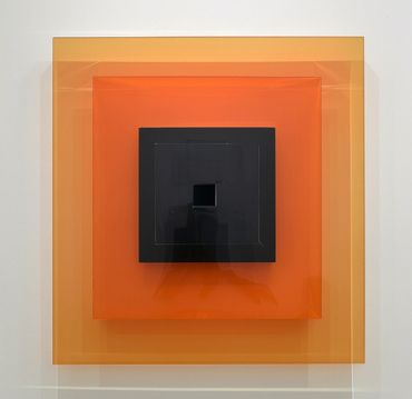 arte abstracto, colores rojo y negro, formas geométricas, impacto visual, decoración moderna, estética industrial, diseño contemporáneo, arte estructurado, espacios minimalistas.