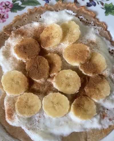 Sliced-banana-with-cinnamon-on-yogurt-topping-for-gluten-free-pancake