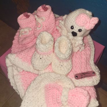 Baby gift sets for month themes. 
Displayed: blanket, plush ghost, big bow hat and 2 baby booties