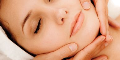 El facial es una técnic que conjunta productos, tecnologías y masajes para mejorar la piel