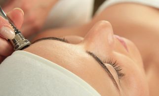 La radiofrecuencia facial es una técnica que produce un efecto similar al lifting pero sin cirugía.