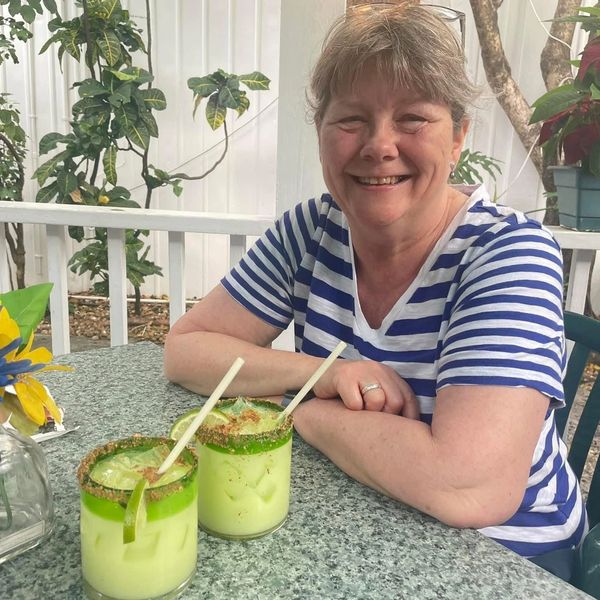 Picture of Linda, owner and artist of Lindaurum, smiling