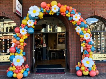 Balloon Arch, Organic Balloon Garland, Balloon Artist, Storefront balloons