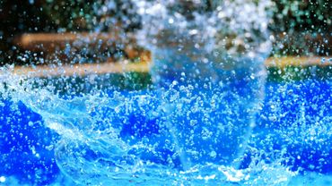 Blue water splashing | Micronic Technologies | Wastewater Treatment Technology