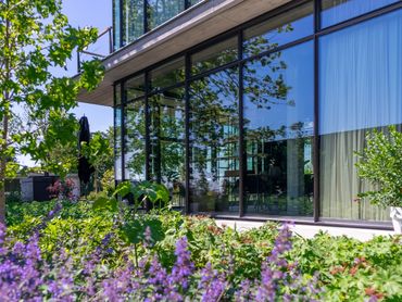 Aluminium steellook kozijnen voor een moderne villa. HR++ isolatieglas met zwarte afstandhouders.