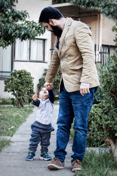 Juan Pellicer Fotógrafo de matrimonios pasea junto a su hijo Sergio en Santiago de Chile.