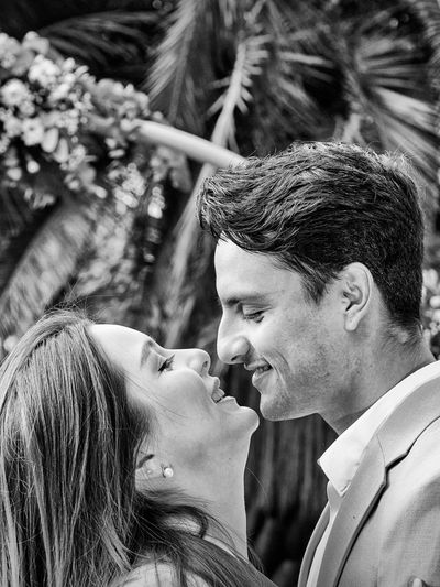 Fotografía documental  de bodas en blanco y negro de una pareja mirándose el uno al otro y sonriendo