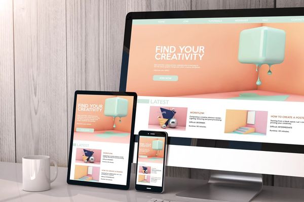 Website shown on desktop, tablet, and smartphone screens.