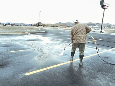 man power washing