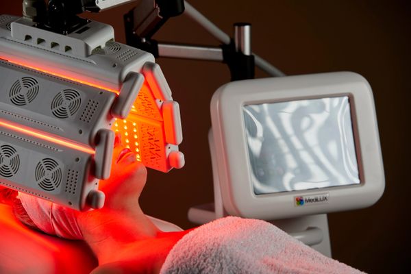 Person undergoing red light therapy treatment under the Medilux